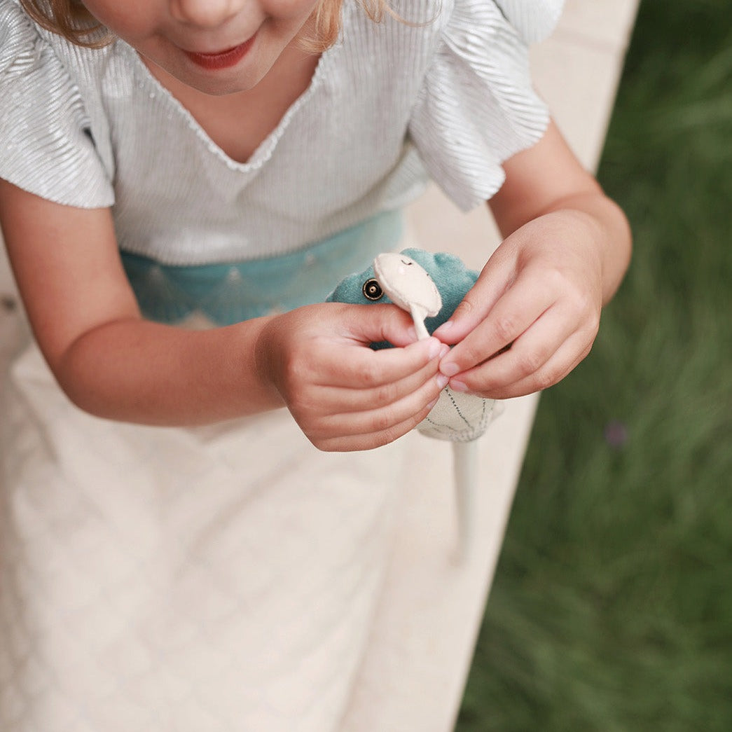 cream and blue shell wand with a pop out pearl